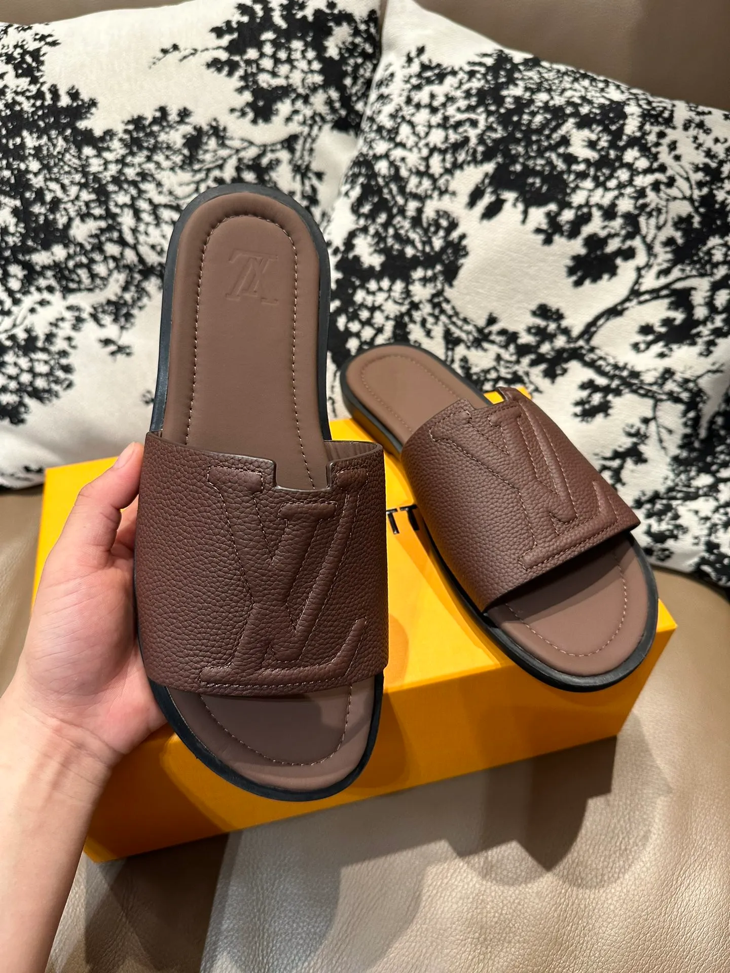 Men's shoes💰360💰 New LV slippers hot sale🩴 Full cowhide surface, cowhide lining, cowhide feet, size 36-46